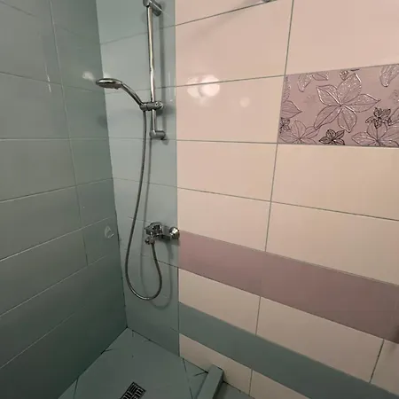 уютен тристаен апаратамент,намиращ се на тиха и спокойна улица Apartment