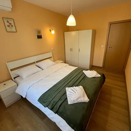 уютен тристаен апаратамент,намиращ се на тиха и спокойна улица Apartment
