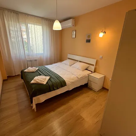 уютен тристаен апаратамент,намиращ се на тиха и спокойна улица Apartment Sofia